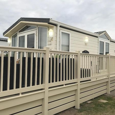 Hot Tub Accommodation North Wales Caravan Rhyl Dış mekan fotoğraf