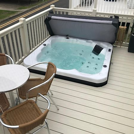 Hot Tub Accommodation North Wales Caravan Rhyl Dış mekan fotoğraf
